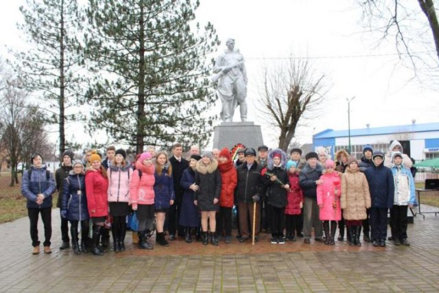 30 января в поселке Парковом прошло торжественное мероприятие у памятника погибших воинам «Памятное утро 43-го»,