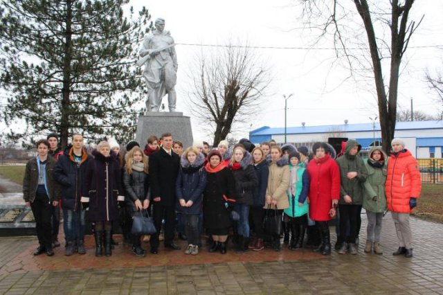 30 января в поселке Парковом прошло торжественное мероприятие у памятника погибших воинам «Памятное утро 43-го»,