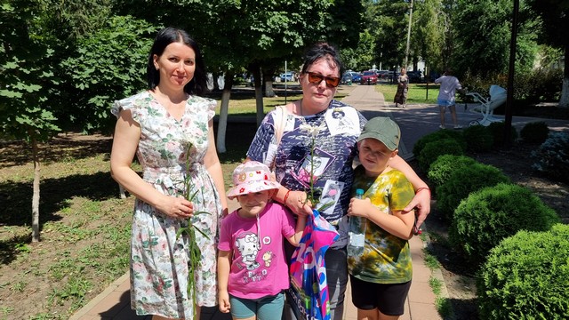 В рамках празднования Дня семьи, любви и верности, сотрудники сельской библиотеки провели акцию «Я дарю тебе ромашки»