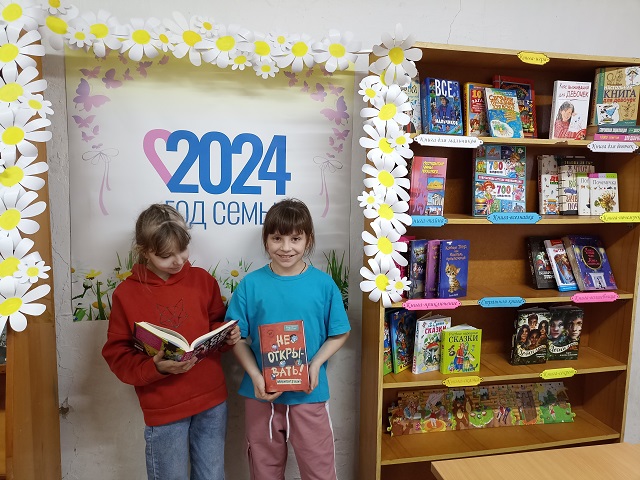 28 марта в сельской библиотеке п. Зелёного для детей прошла литературная игра "Найди свою книгу"